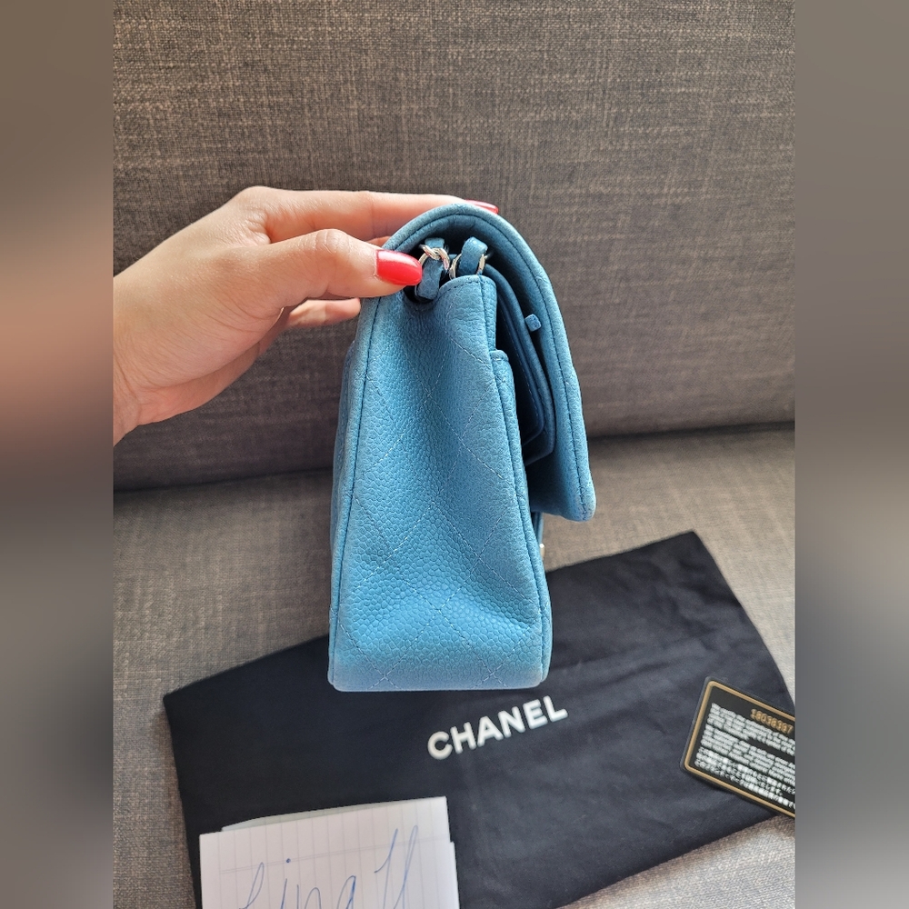 Chanel medium flap in caviar - Picture 8 of 13